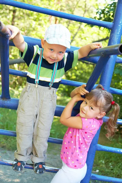 Niños en el parque infantil — Foto de Stock