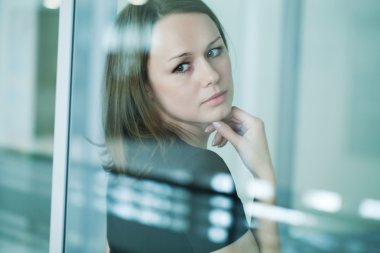 pencereden üzgün kadın