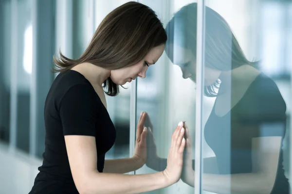 Traurige Frau am Fenster — Stockfoto