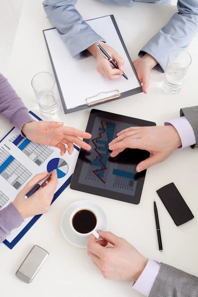 Primer plano de las manos de los negocios con un Displa de cristal líquido — Foto de Stock