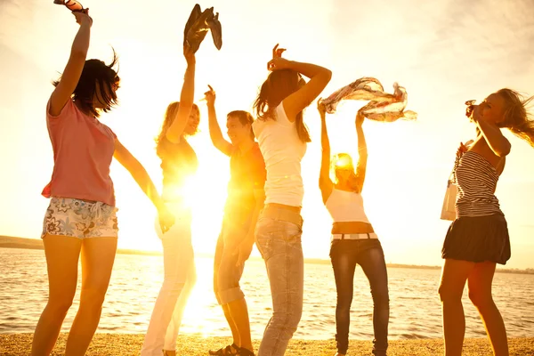 Happy teens dancing at the beach — Stock Photo, Image