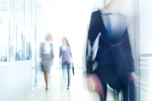 Businesspeople walking in the corridor Royalty Free Εικόνες Αρχείου