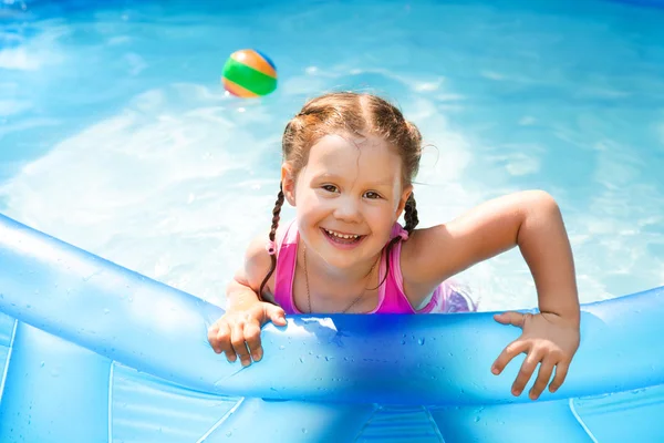 Glückliches Kinderschwimmen — Stockfoto