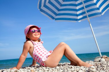 mutlu küçük kız sahilde