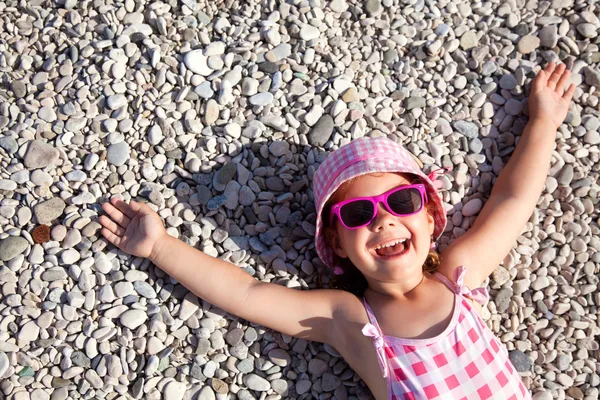 Щаслива маленька дівчинка на пляжі — стокове фото