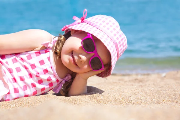 Glückliches kleines Mädchen am Strand — Stockfoto