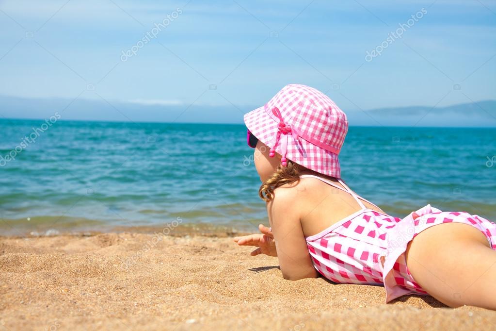 Мелкая на пляже. Маленькая в купальнике. Девушки на пляже в 10 лет. Детский пляж бикини. Девочки 7 лет на пляже.