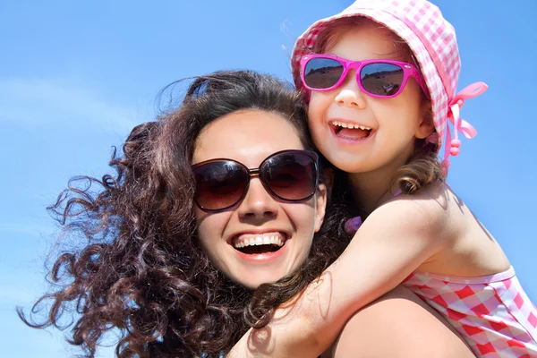 Chica y su madre en la orilla del mar — Foto de Stock