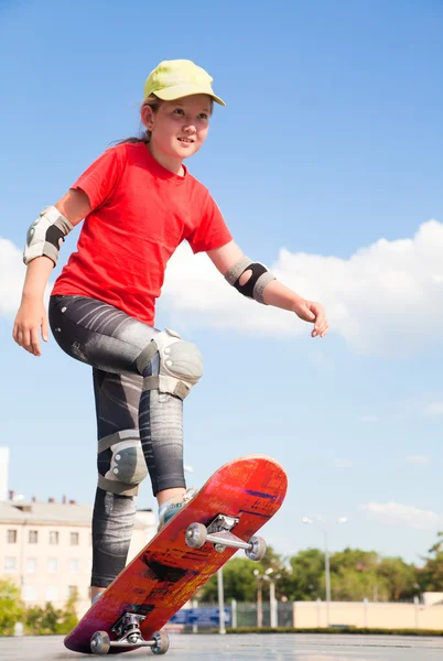 Kleines Mädchen - Skateboarder — Stockfoto