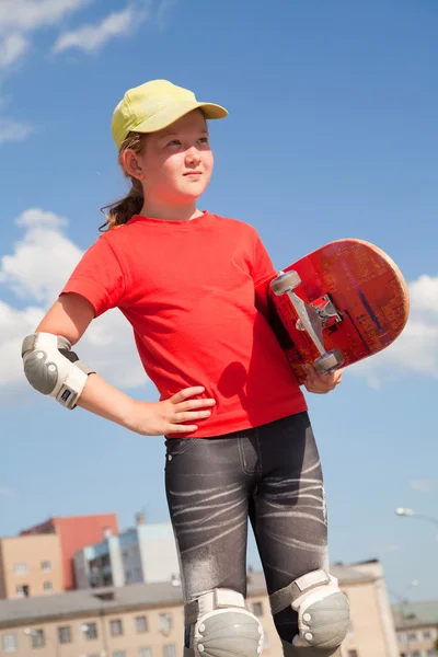 Kleines Mädchen mit Skateboard — Stockfoto
