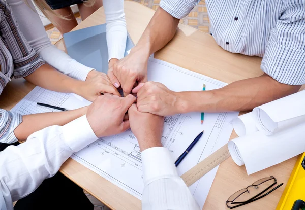 Muchas manos para permanecer juntos sobre la mesa para mostrar equipo solidario — Foto de Stock