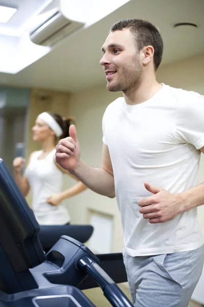 Laufen im Fitnessstudio — Stockfoto