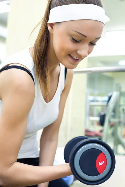 Femme au gymnase — Photo