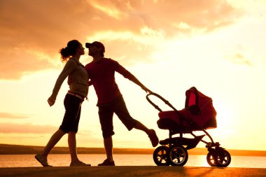Sunset bulvarında yürürken mutlu bir aile
