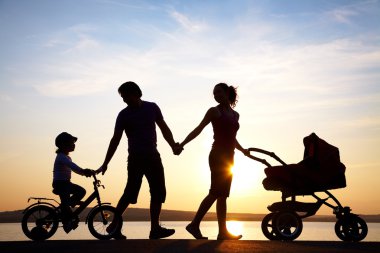 Sunset bulvarında yürürken mutlu bir aile