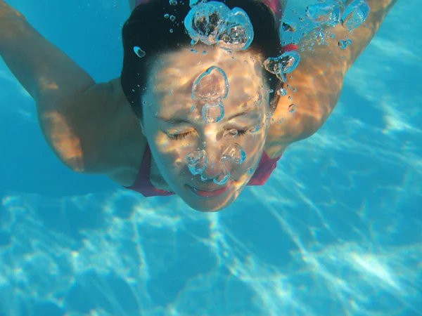 Jeune femme plongée — Photo