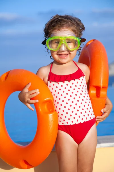 Little girl goes to pool — Stock Photo, Image