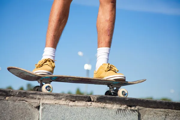 Skateboarder Füße hautnah — Stockfoto