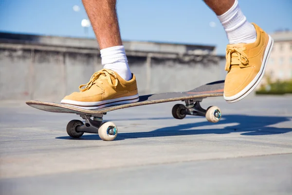 Skateboardisté nohy zblízka — Stock fotografie