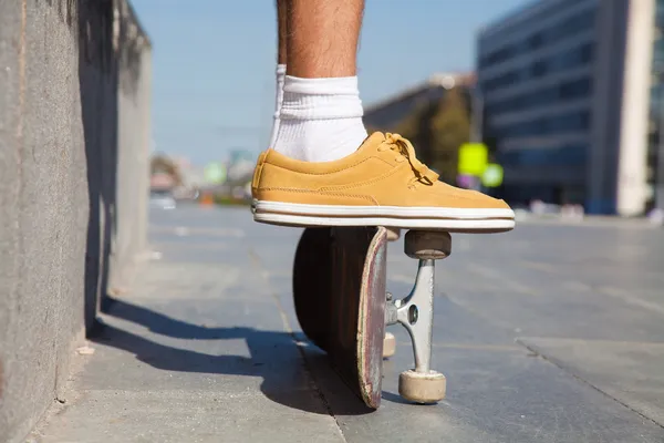 Skateboardåkare fötter på nära håll — Stockfoto