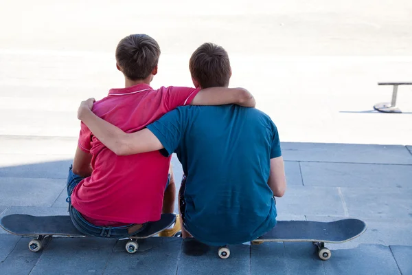 Amici skateboarder — Foto Stock