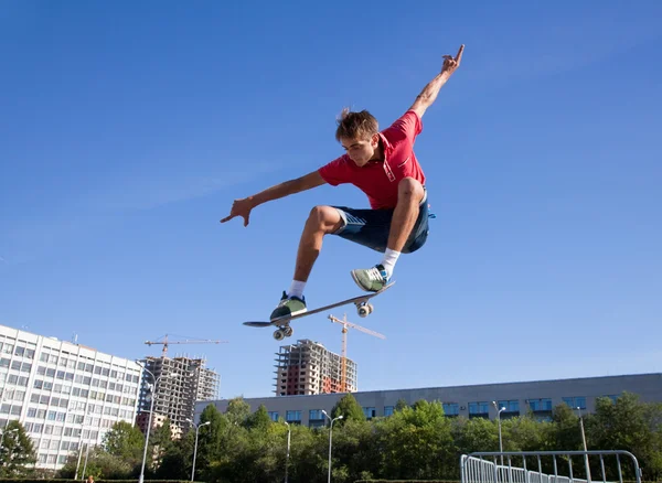 Sprung auf dem Skateboard — Stockfoto