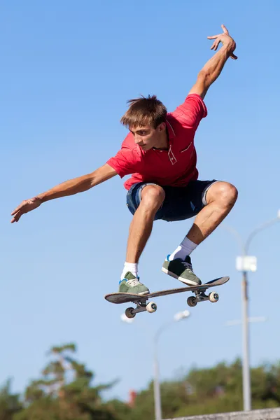 Sprung auf dem Skateboard — Stockfoto