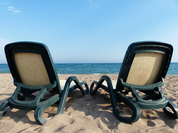 Deux chaises longues vides sur la plage de la mer — Photo