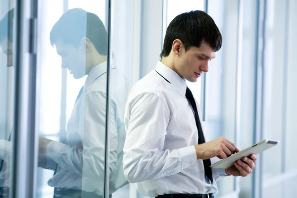 Hombre de negocios sosteniendo una tableta digital — Foto de Stock