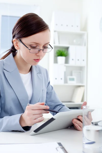 Young businesswoman holding a digital tablet — Stock Photo, Image