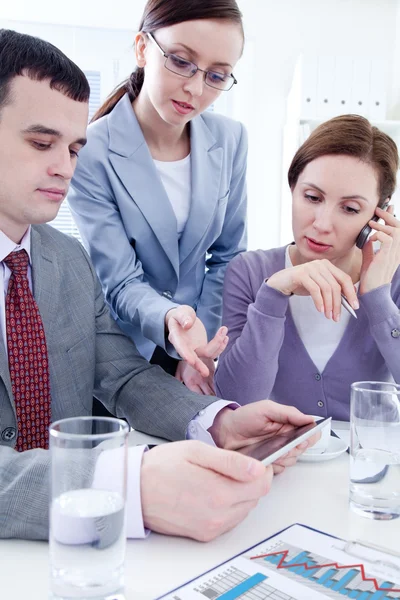 Manos masculinas tocando tableta digital — Foto de Stock