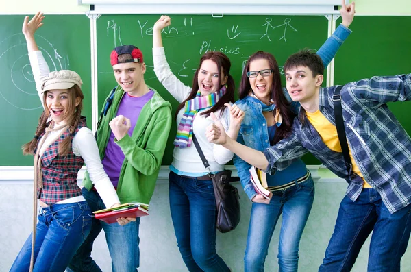 Grupo de estudo em sala de aula — Fotografia de Stock