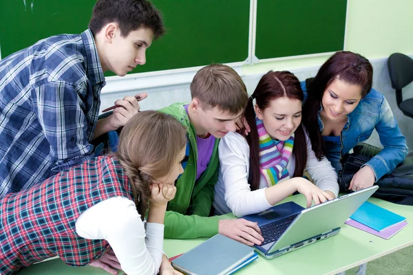 Grupo de estudiantes que estudian con laptop — Foto de Stock