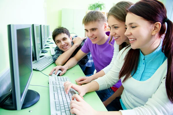 Grupo de estudantes que estudam com computador — Fotografia de Stock
