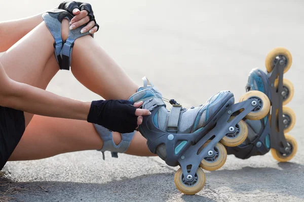 Jambes portant une chaussure de patinage à rouleaux — Photo