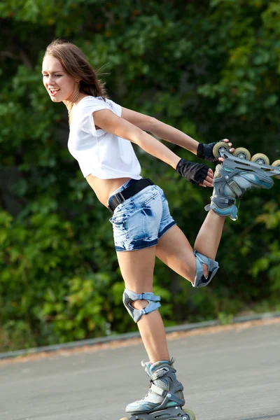Rolschaatsen meisje schaatsen. — Stockfoto