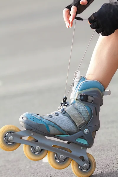 Benen dragen rolschaatsen Schoenpoetsen — Stockfoto