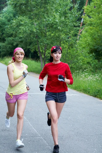 Dos mujeres corriendo — Foto de Stock