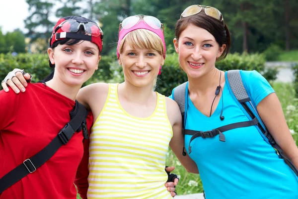 Drie vriendinnen in sporten kleren — Stockfoto