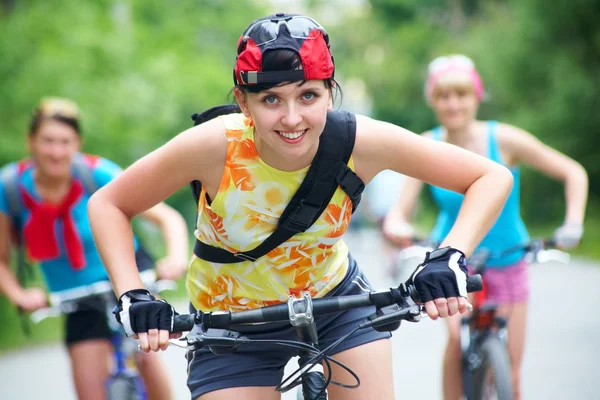 Três meninas na bicicleta — Fotografia de Stock