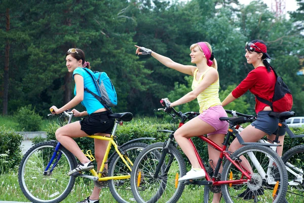 Drie jonge meisjes op fiets — Stockfoto