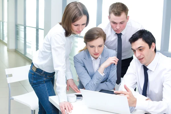 Trabajo en equipo en la oficina — Foto de Stock