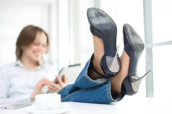 Vrouw met behulp van vloeistof - crystal display — Stockfoto