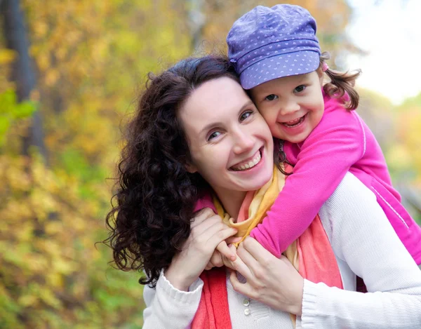 Madre con hija en otoño — Foto de Stock