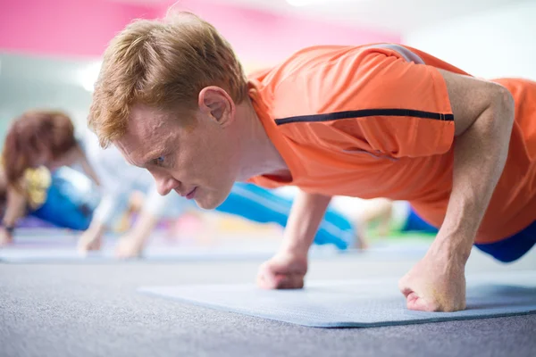 Praticare yoga — Foto Stock