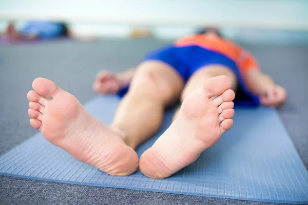 Practicar yoga — Foto de Stock