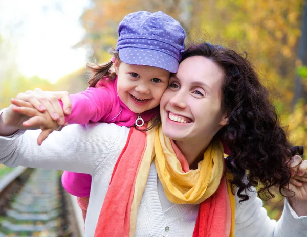 Mãe com filha no outono — Fotografia de Stock