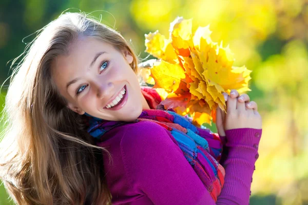 Girl in het najaar van — Stockfoto