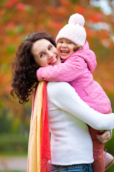 Mamma med dotter i höst Stockfoto