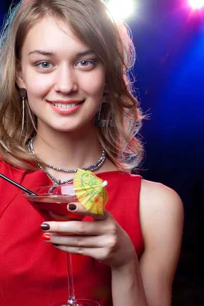 Красивая женщина на ночной вечеринке — стоковое фото